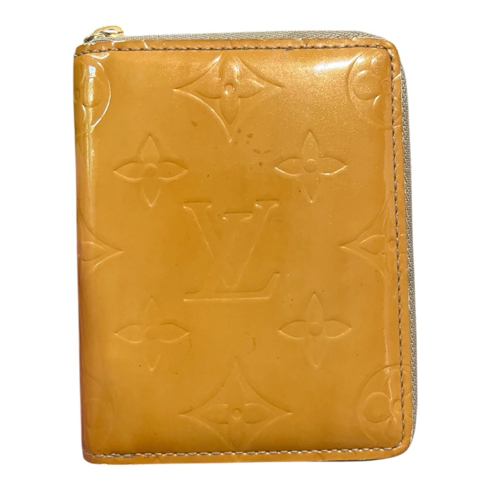 Small Louis Vuitton Pre-Loved Yellow/Gold Vernis Wallet in good condition.